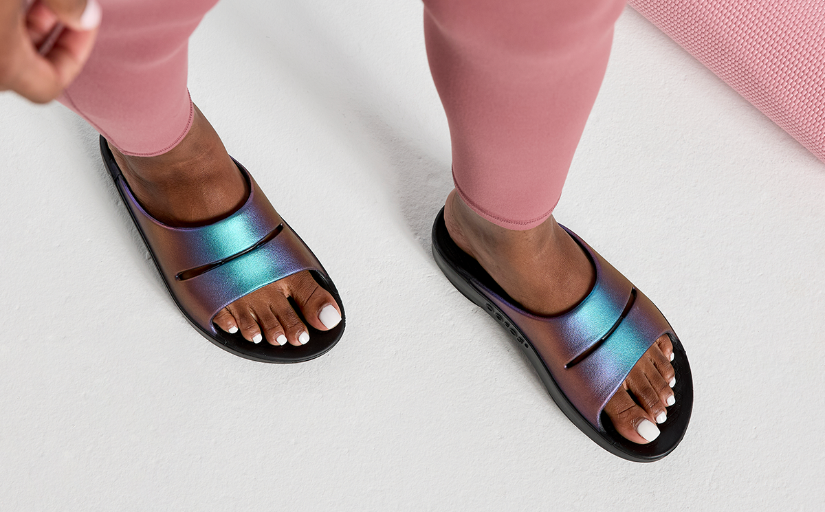 oofos women's ooahh luxe slide multi