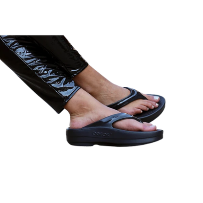 OOFOS Women's OOmega Thong Sandal - Black