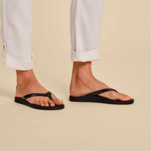 OluKai Women's Puawe Sandal - Black